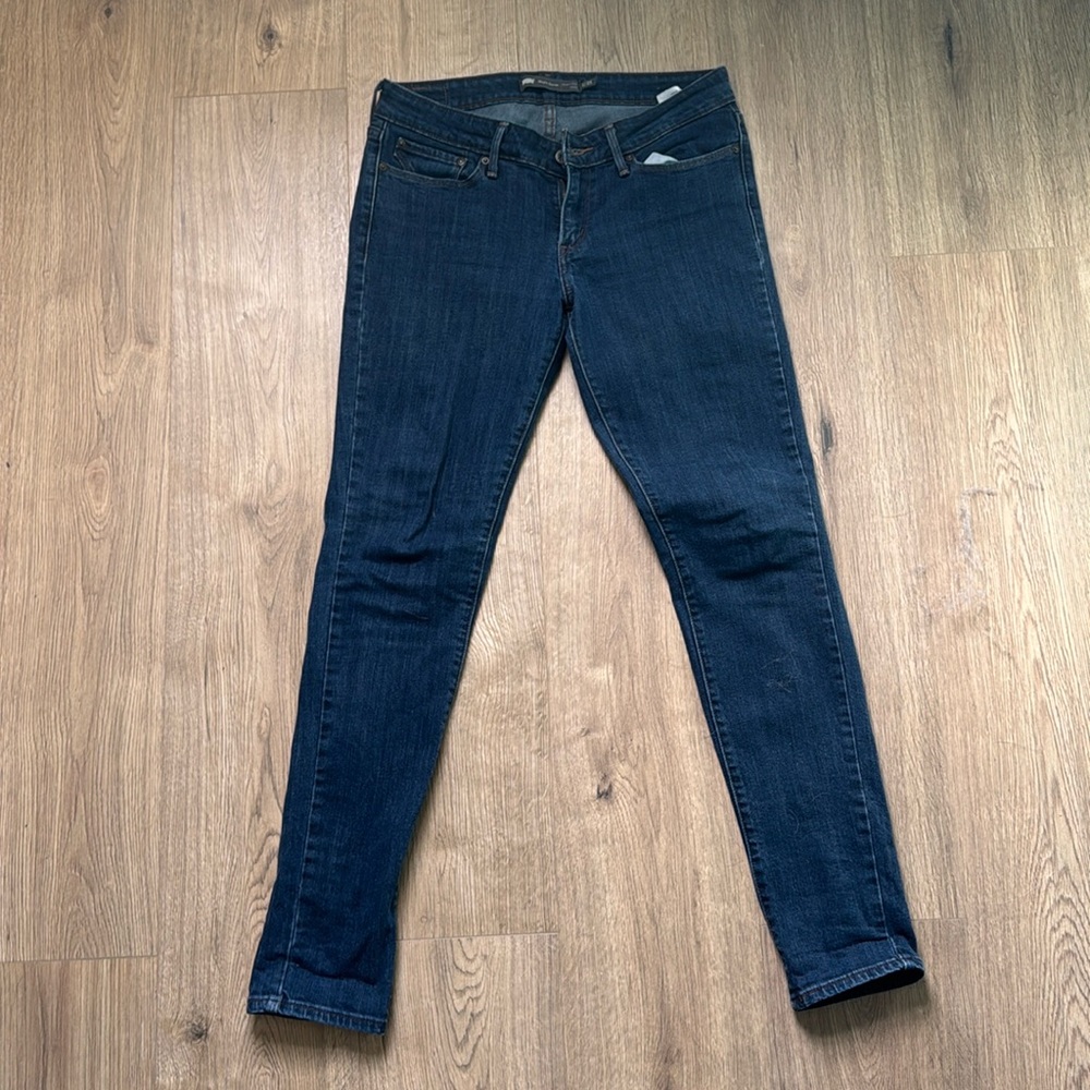 Levi’s slight curve modern rise skinny jean size 28 dark wash